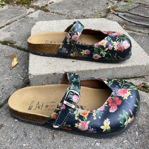Goby floral clog size 7.5/38